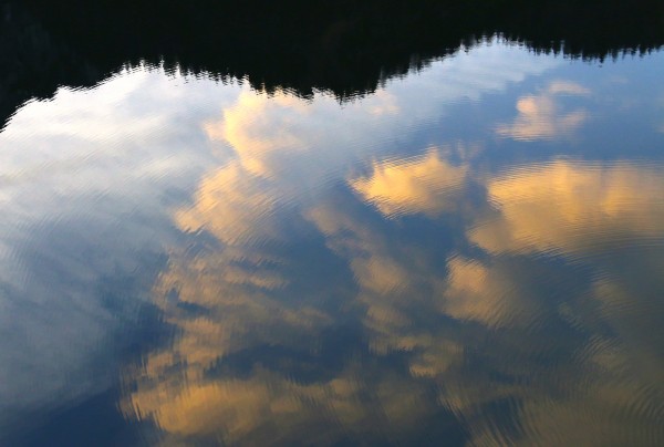 Rosa Wolken baden im See :-)