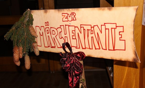auch unsere Kinder kommen nicht zu kurz, sie können spannenden Märchen lauschen, mit der Kutsche durchs Dorf fahren, oder etwas weihnachtliches Basteln
