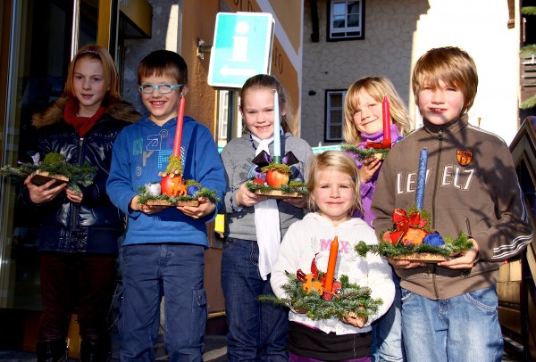 stolz präsentieren die Kinder ihre Bastelarbeit