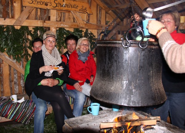 Zünftig und gemütlich geht es in unserer Holzknechthütte zu